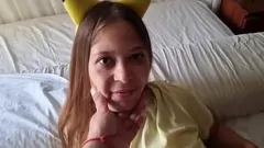 Redare Parodie Pokemon făcută în casă': Giggly Teen este lovită de Pikachu