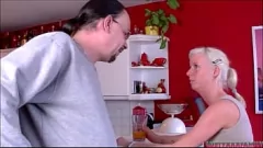 Abspielen Die verbotenen Wünsche des Stiefvaters: Die rasierte Muschi eines blonden Teenagers wird in der Küche gefickt