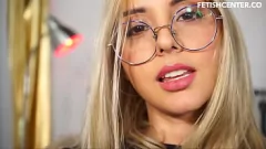 Jouer Casting fétichiste du gode de Sussy Blonde : la chatte humide de Sussy Love