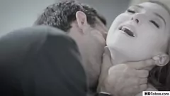 تشغيل امرأة سمراء في سن المراهقة تتوق إلى ممارسة الجنس العميق مع شخص غريب كبير الحجم