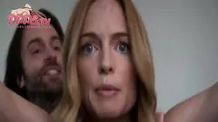 Abspielen 2022 Brutzelnd heiße Blondine zieht sich in intensiver Sexszene aus und zeigt ihre Muschi
