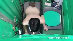Jouer Public Porta Potty Gloryhole Bukkake Orgy : une ado avale le sperme d'étrangers