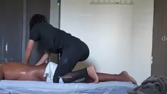 Jouer Massage nu sensuel d'une adolescente sensuelle au spa