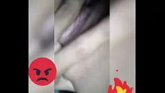Jouer La MILF maigre Iris Lapreza dans la récréation d'un gode anal