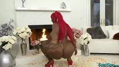 Afspelen Curvy BBW MILF Victoria Cakes in kousen en hoge hakken zuigt meerdere grote witte lullen