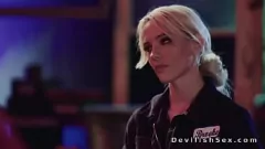 Nena rubia revestida de medias se pone hardcore