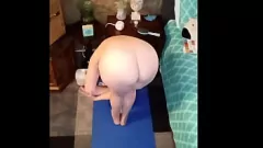 تشغيل استيقظ على الثدي الكبيرة والحمار المثالي: اليوغا عارية مع Mommavee1