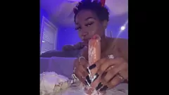 Afspelen Verjaardag verrassing! - Hot MILF wordt gevuld met dildo en romige afwerking