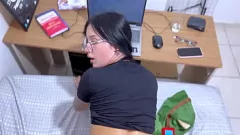 Reproduzir Adolescente latina curvilínea fica molhada enquanto joga jogo de namoro no pc