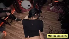 Reproducir La adolescente morena tetona Nia Bleu toma un facial desagradable de Brett Maker