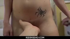 تشغيل الخيال المحرمات المحرمة من زوجة الأب مع زوجة الأب في سن المراهقة أوليفيا كاسيدي