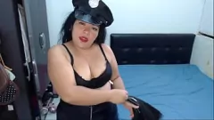 Reproducir Mujer de la policía latina azotada y lana Subsisive