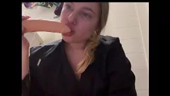 Reproducir Fingering Anal de la primera vez de la adolescencia tetona en Doggystyle