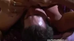 Odtwórz Hardcorowy Trójkąt Z Cycatymi Blondynkami i Brunetkami