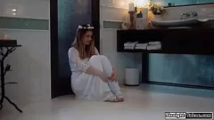 Afspelen Wilde nacht van de bruid: stiefzus verrast haar met gepassioneerde lesbische actie en taboe-neuken