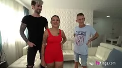 Jouer Anty, la prof de sexe latino, repousse les limites avec deux recrues inexpérimentées dans un plan à trois sauvage