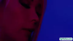 Abspielen Die vollbusige blonde Transgöttin Aubrey Kate gibt den tiefsten Hals und wird von einem riesigen Schwanz analisiert