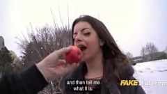 Abspielen Europäische Schlampen mit verbundenen Augen geben Fremden auf einer öffentlichen Winterparty verspielte Blowjobs