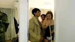 Jouer La cameriera arrapata viene scopata dal suo capo e dall'amico politico in un'orgia selvaggia