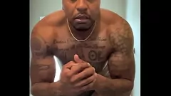 Abspielen Der Ziegenbock aus Birmingham, Alabama, lädt jede untreue Frau dazu ein, seinen riesigen Schwanz zu reiten, während er sich putzt und masturbiert, was mit einem gewaltigen Cumshot endet