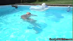 Jouer Un anziano fortunato regala a una bionda un trattamento spalancato all'aperto con un pompino e un'azione a pecorina