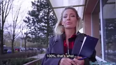 Jouer Une blonde tatouée se fait attirer pour une pipe publique en plein air