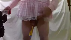 Reproducir Sissy Cross-Dresser es enchufada, cateterizada y bombeada antes de recibir una dura paliza con una paleta de madera