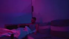 تشغيل الصبي الروسي يصفر لفتاته من تعويذة ميديلين أنها تسلك ضوء إصبع القدم الرائع دون مساعدة