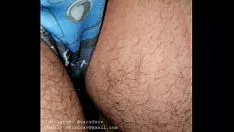 Jouer Garoto sarado sensualizza con la sua biancheria intima veloce (un po' elegante)