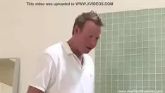 Redare Con dos tipos en la ducha despu&eacute accent;s bukake