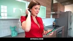 Afspelen Diked - milf coach (sara jay) neukt kleine adolescent (lola fae)