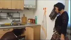 تشغيل تنبت امرأة سمراء من المنزل تريد ممارسة الجنس