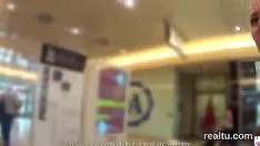 Afspelen Magnetische Tsjechoslowaakse kat wordt uitgenodigd op de promenade en in pov . geruimd