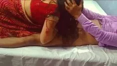 Odtwórz शादी में आई भाभी उसे कमरे में ले गई और चोद दिया