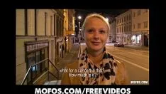 Afspelen Kostbare blonde Tsjechoslowaakse geleerde is op zoek naar openbare seks