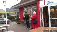 Abspielen Brobdingnagian-Oma-Knoten und Junge mit Titten