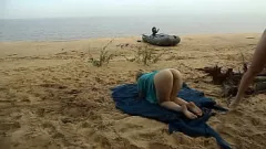 Afspelen Bochtige blonde MILF krijgt anaal neuken op het strand