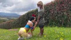 Reproducir Parodia sexy de Blancanieves: Laura Jones roba leche y más en el bosque