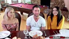 Abspielen Dreier mit großen Schwänzen: Die MILFs Avi Love und Paisley Bennett beim Hardcore-Fick