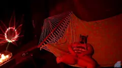 Abspielen Mollige Amateur-BBW vergnügt sich mit Nippelklemmen in einem Zelt